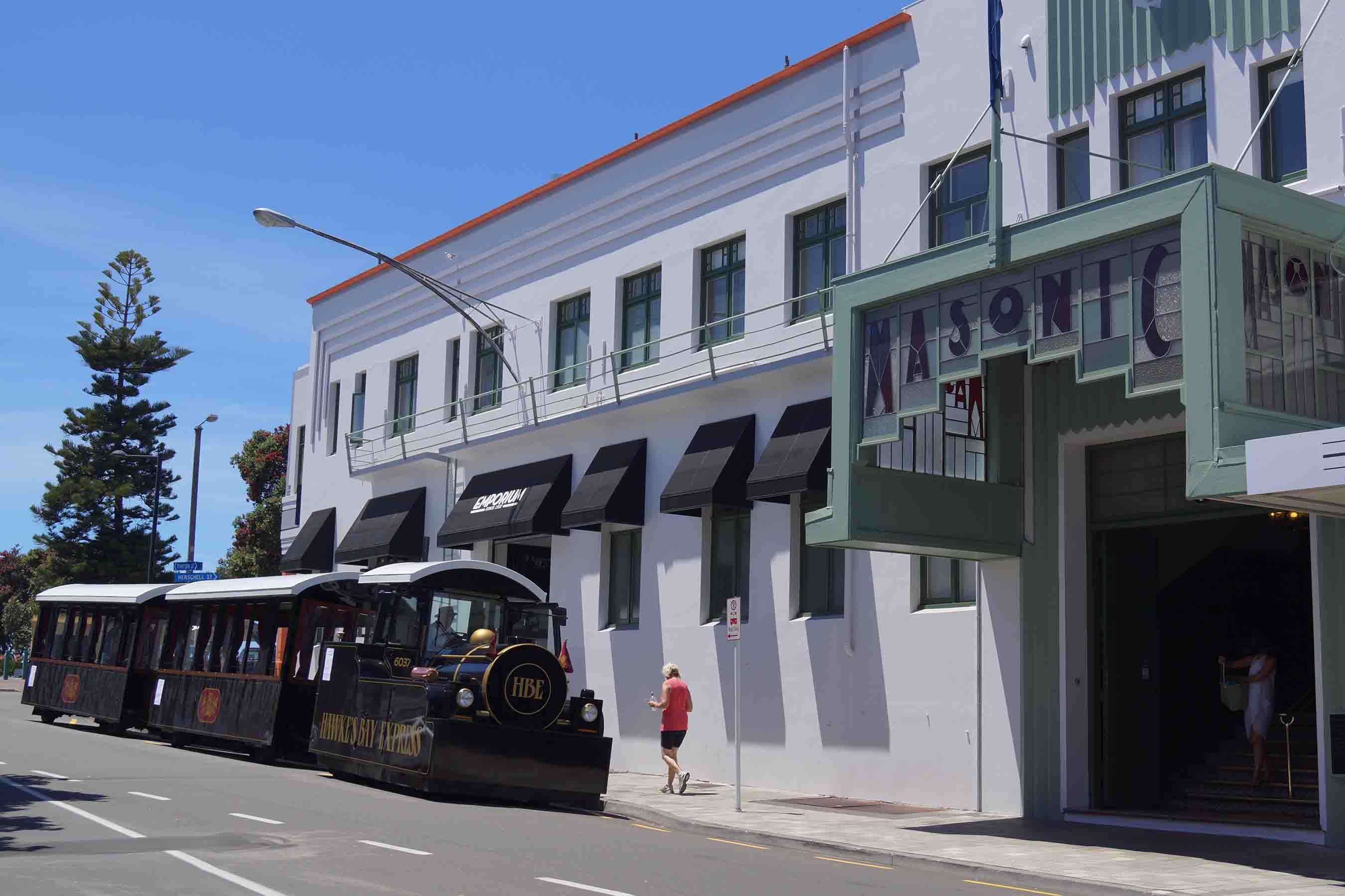 Hawkes Bay Express in front of Masonic Hotel