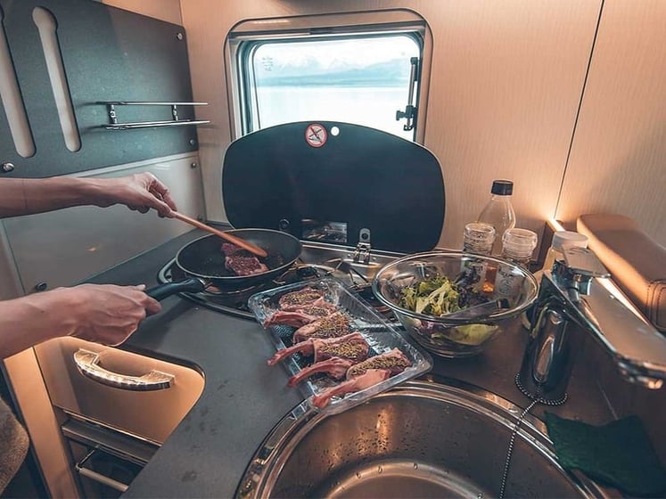 cook-top-in-a-campervan-800x600