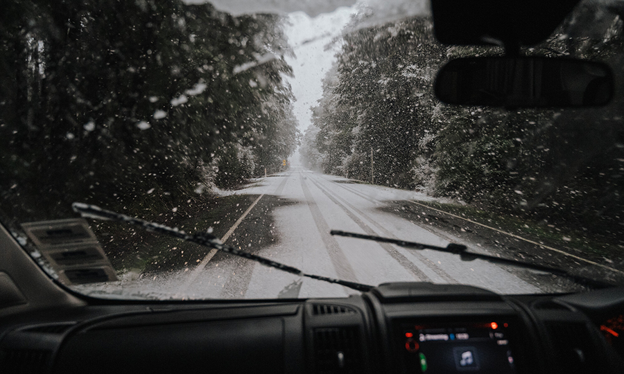 Driving in snow 750x450