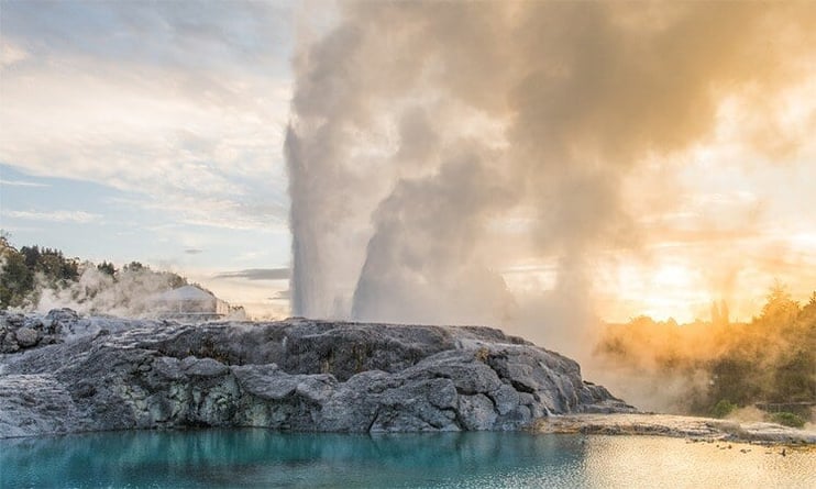 Te Puia Pohutu Geyser 750x450