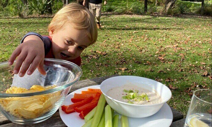 Kiwi dip with child
