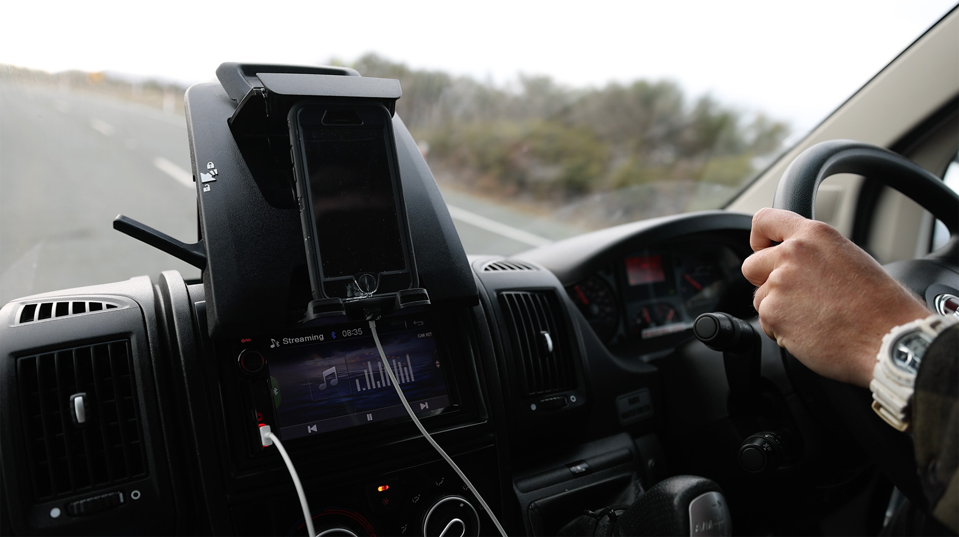Using phone holder to place mobile phone while driving