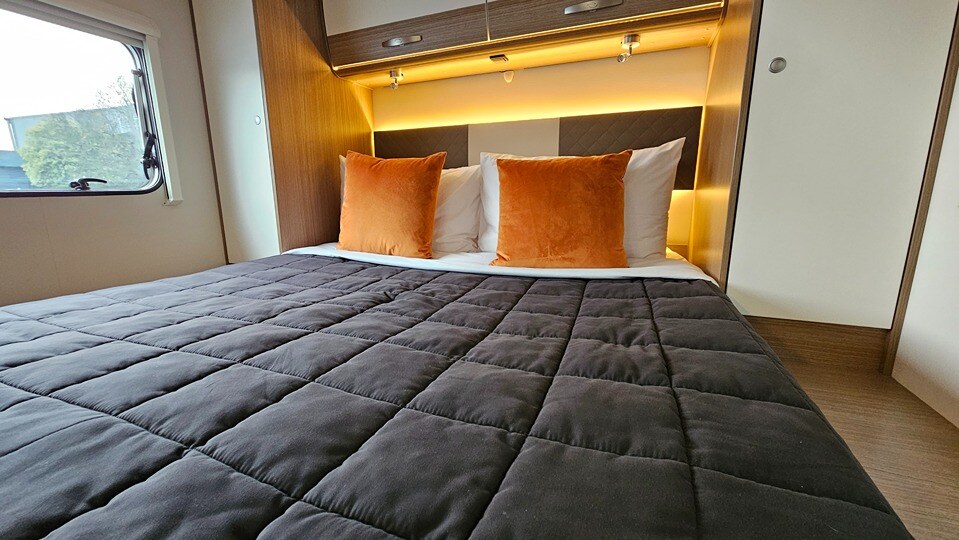 Easily accessible island bed in the Double for 2 motorhome
