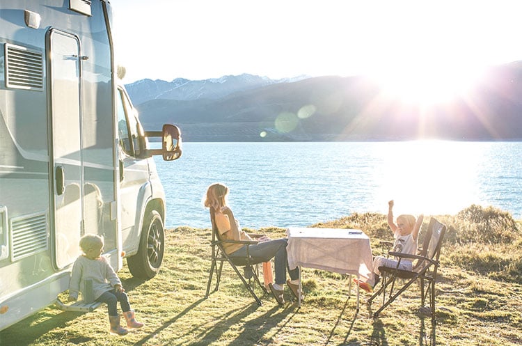 Family-freedom-camping-at-Lake-Pukaki,-New-Zealand