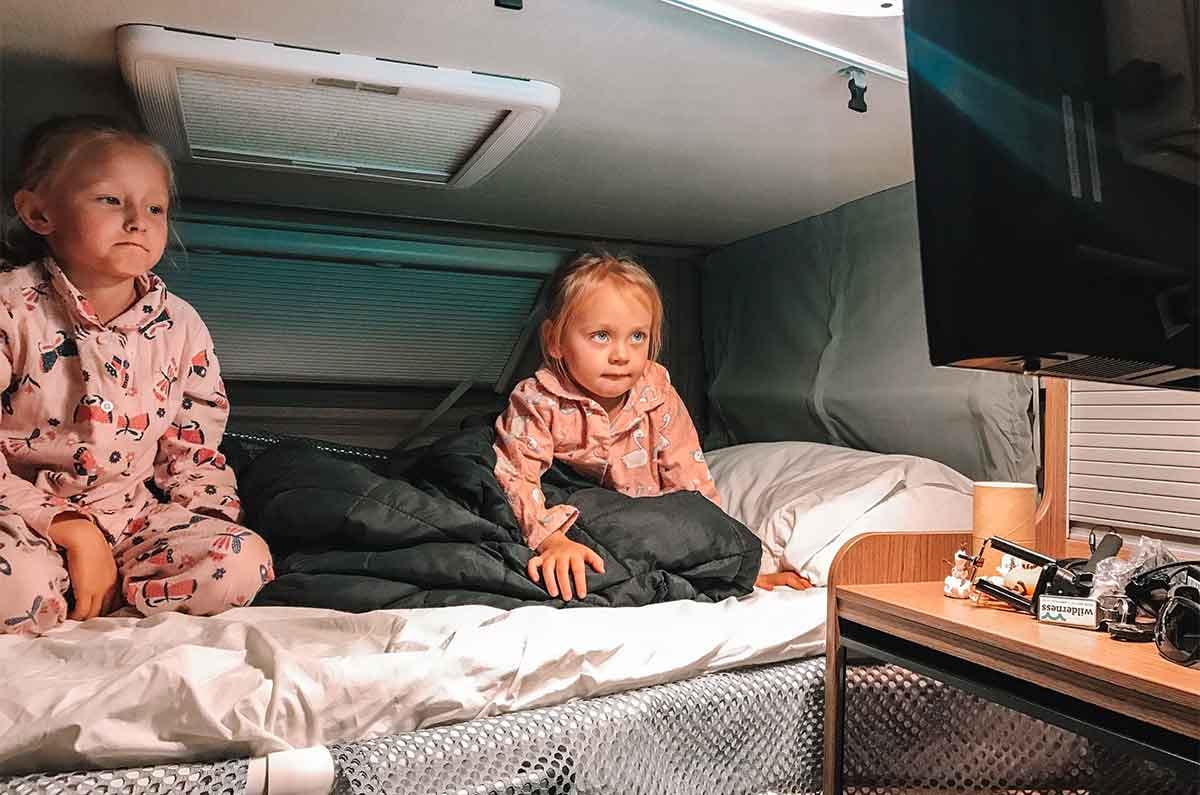 Kids-watching-a-movie-in-motorhome