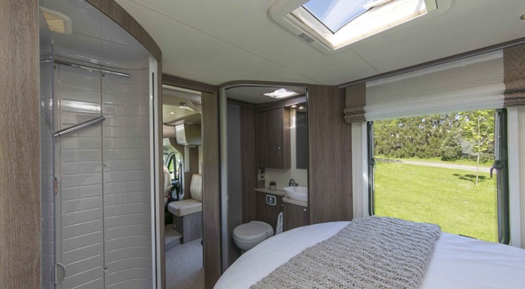 Wilderness-motorhome-bed-bathroom