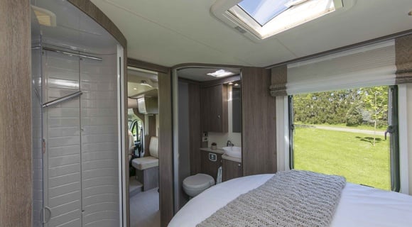 Wilderness-motorhome-bed-bathroom