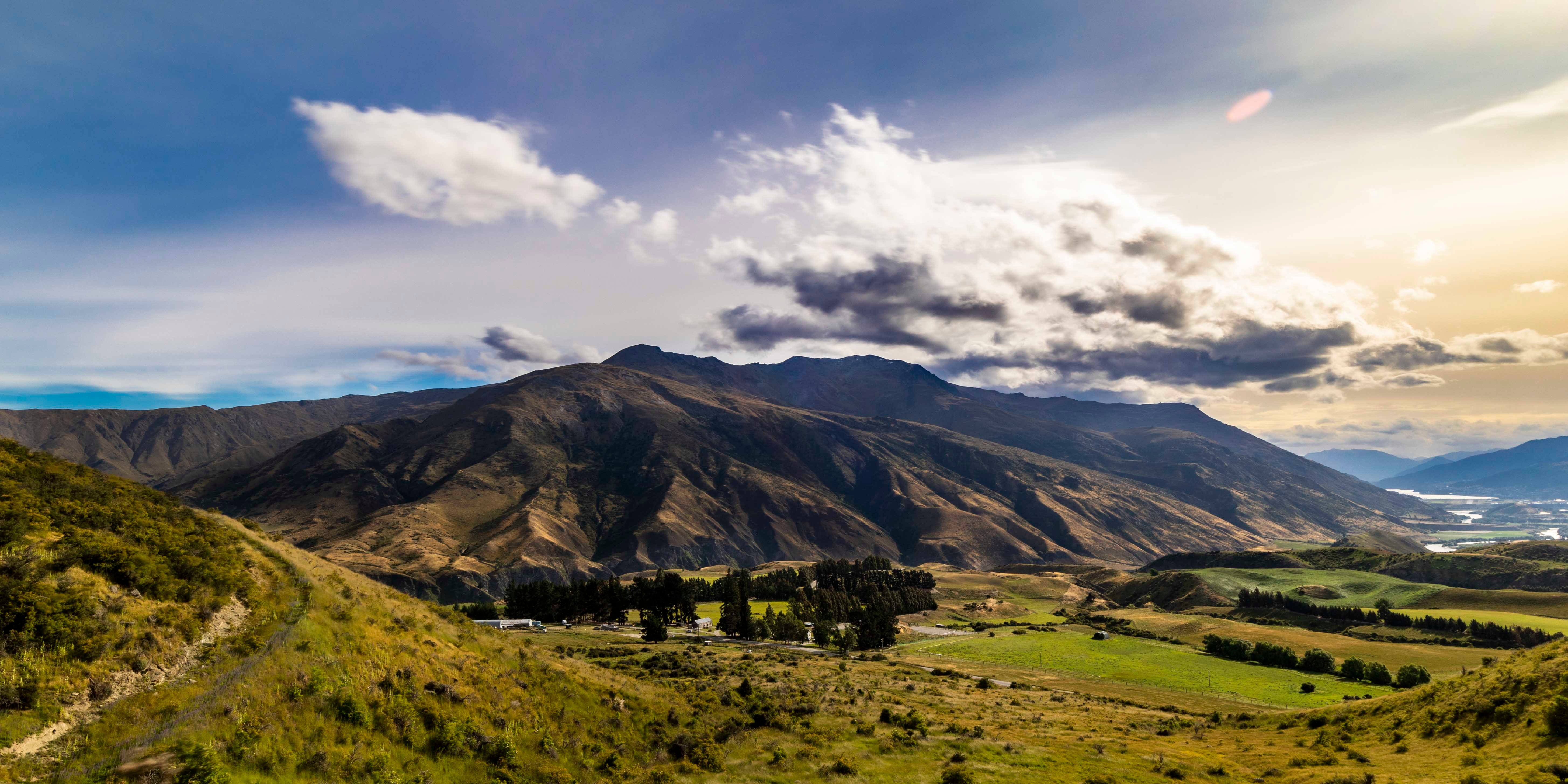 Mountain_Range_near_Queenstown_NZ