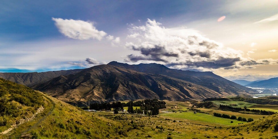 Mountain_Range_near_Queenstown_NZ